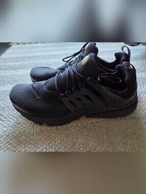 Nike. All-Black Athletic Sneakers - Lightweight Comfort